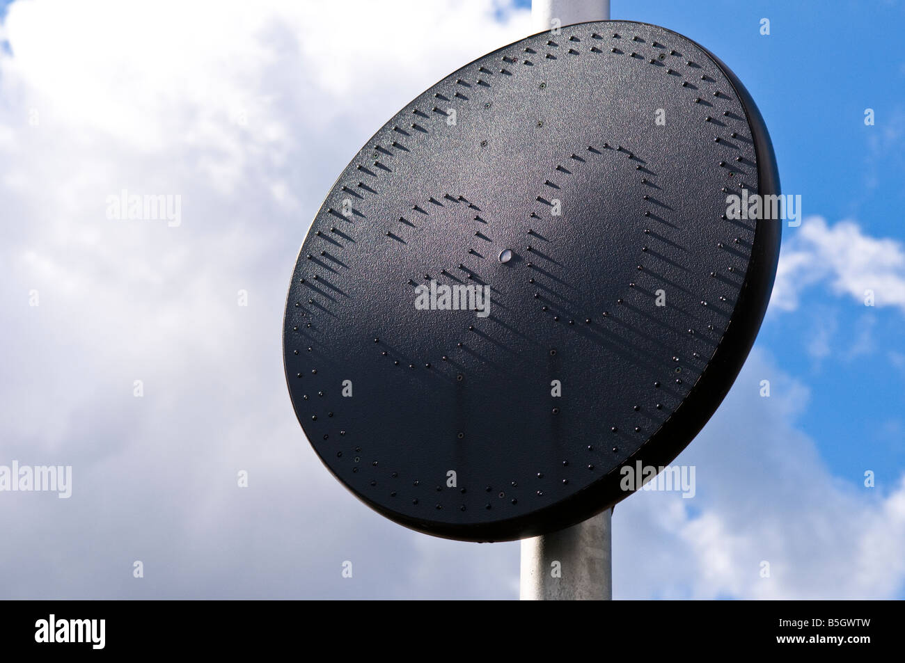 Un UK trente milles par heure vitesse limite avertissement passif indiqué contre un ciel bleu et nuageux Banque D'Images