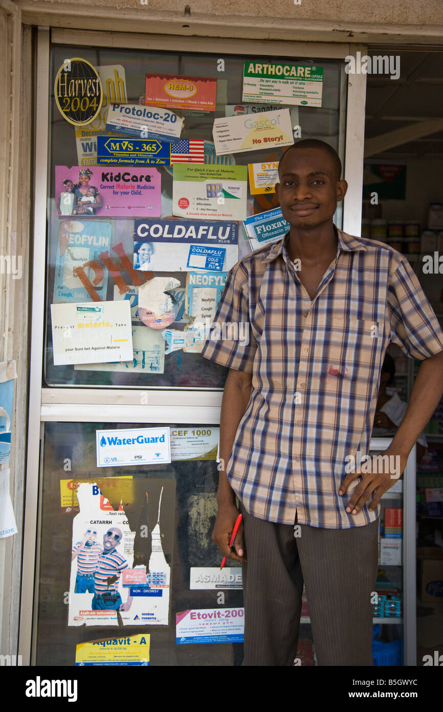 Un vendeur de médicaments brevetés (PPMV) se tient juste en face de son magasin dans la région de Garki Abuja, Nigeria. Banque D'Images