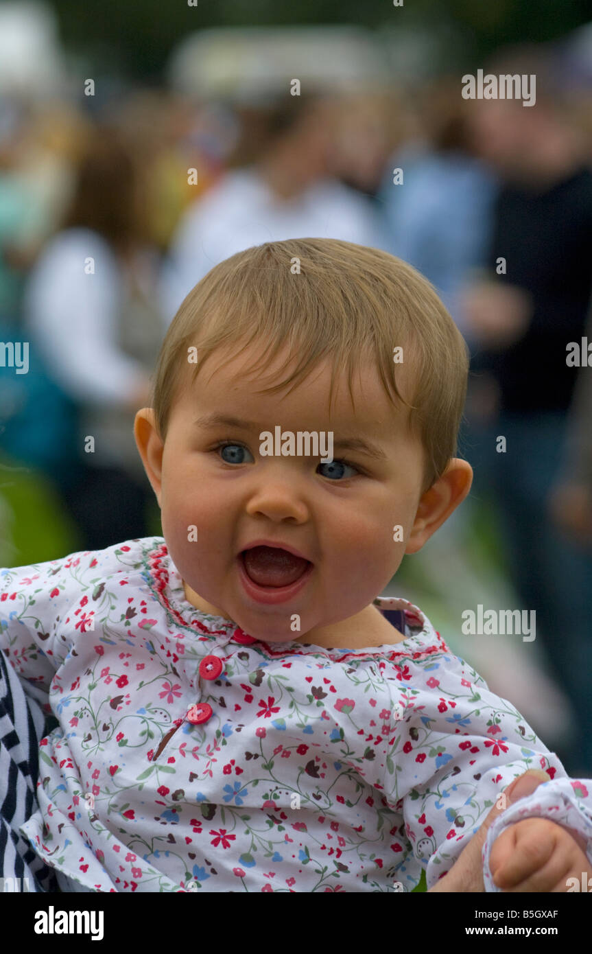 Enfant Bébé fille avec la bouche grande ouverte Banque D'Images