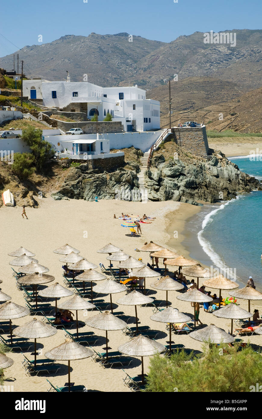 Sunbends et abat-jour sur la plage de Kolimbithra Tinos Grèce Photo Stock -  Alamy