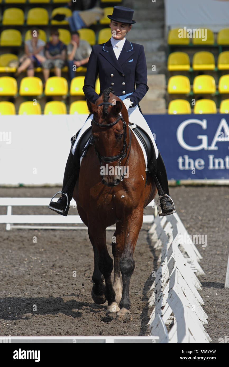 Horse rider en concours de dressage Banque D'Images