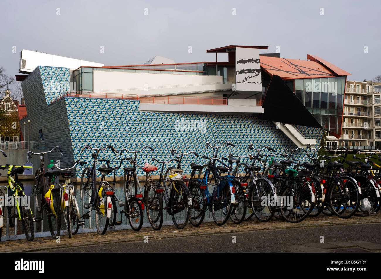 Les vélos garés à côté en face du canal Groninger Museum moderne dans la région de groningen Pays-Bas 2008 Banque D'Images