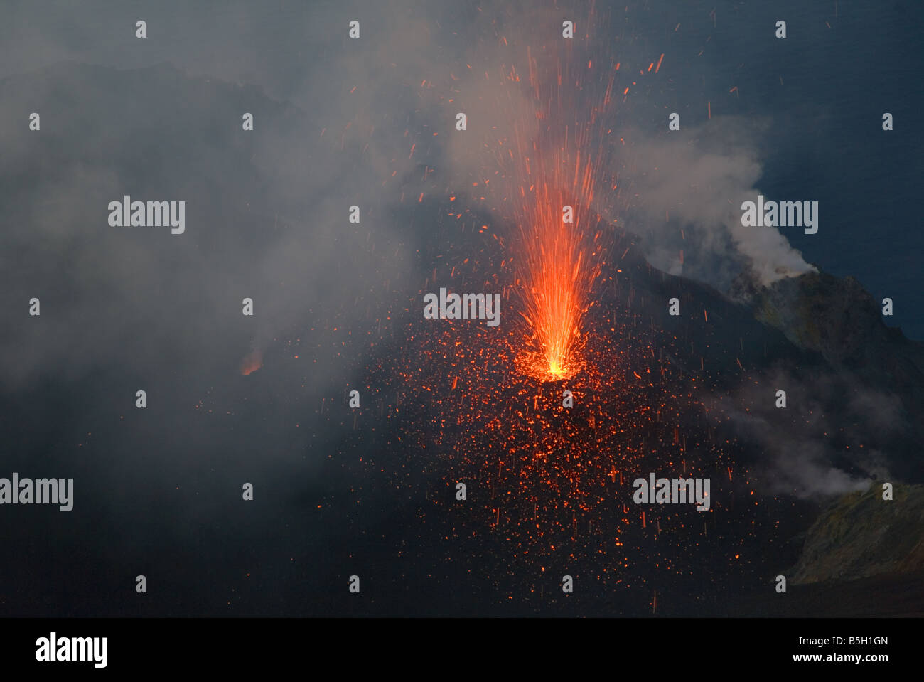 Éruption volcanique à Stromboli Banque D'Images