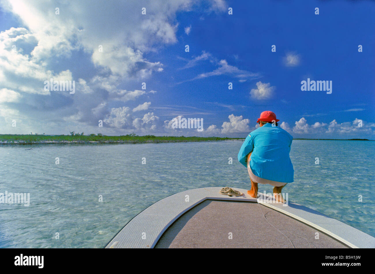 La pêche de mouche d'angler tropicales dans le bonefish crouch à bow des appartements voile Banque D'Images