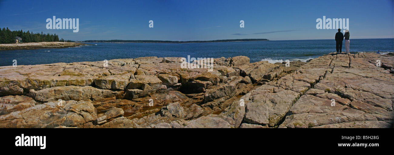 Panorama couple watching tide Banque D'Images