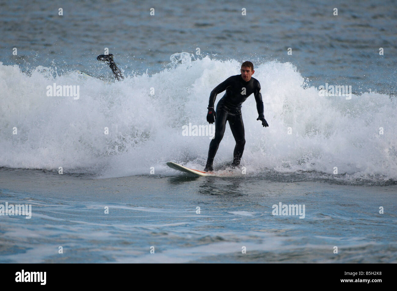 Homme surf sur la plage d''Aberdeen Scotland UK Banque D'Images