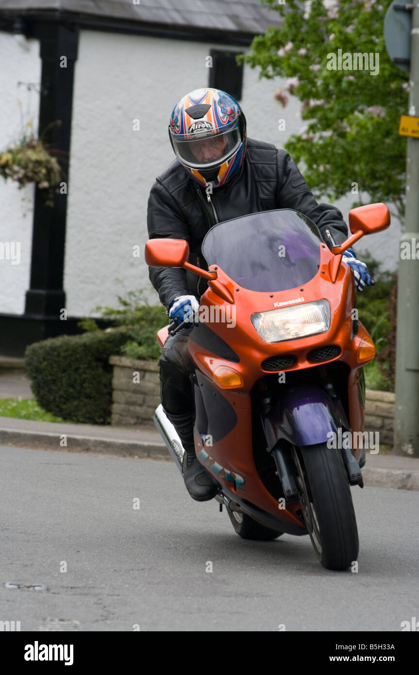 Motocycliste Rider sur une Kawasaki ZZR Motorcycle Man Riding Motorbike Banque D'Images