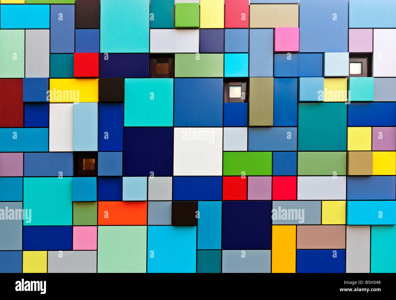 Bâtiment de couleur multi colorés comme entrée de parking couvert au parc de découverte de la synchronicité de la couleur par Margo Sawyer Banque D'Images