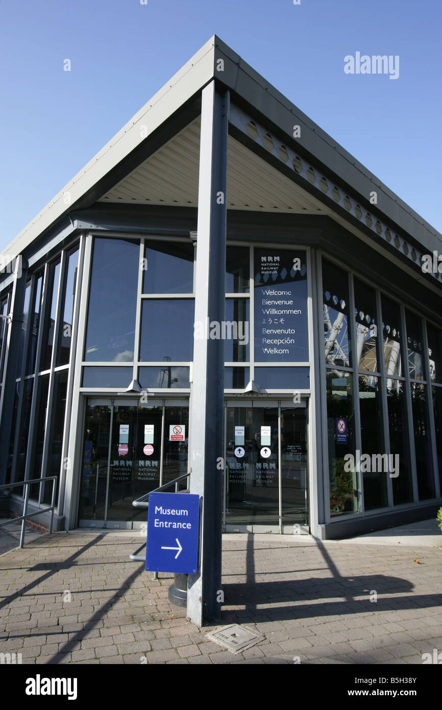 Ville de York, en Angleterre. Le Musée National du chemin de fer d'entrée de la ville. Banque D'Images