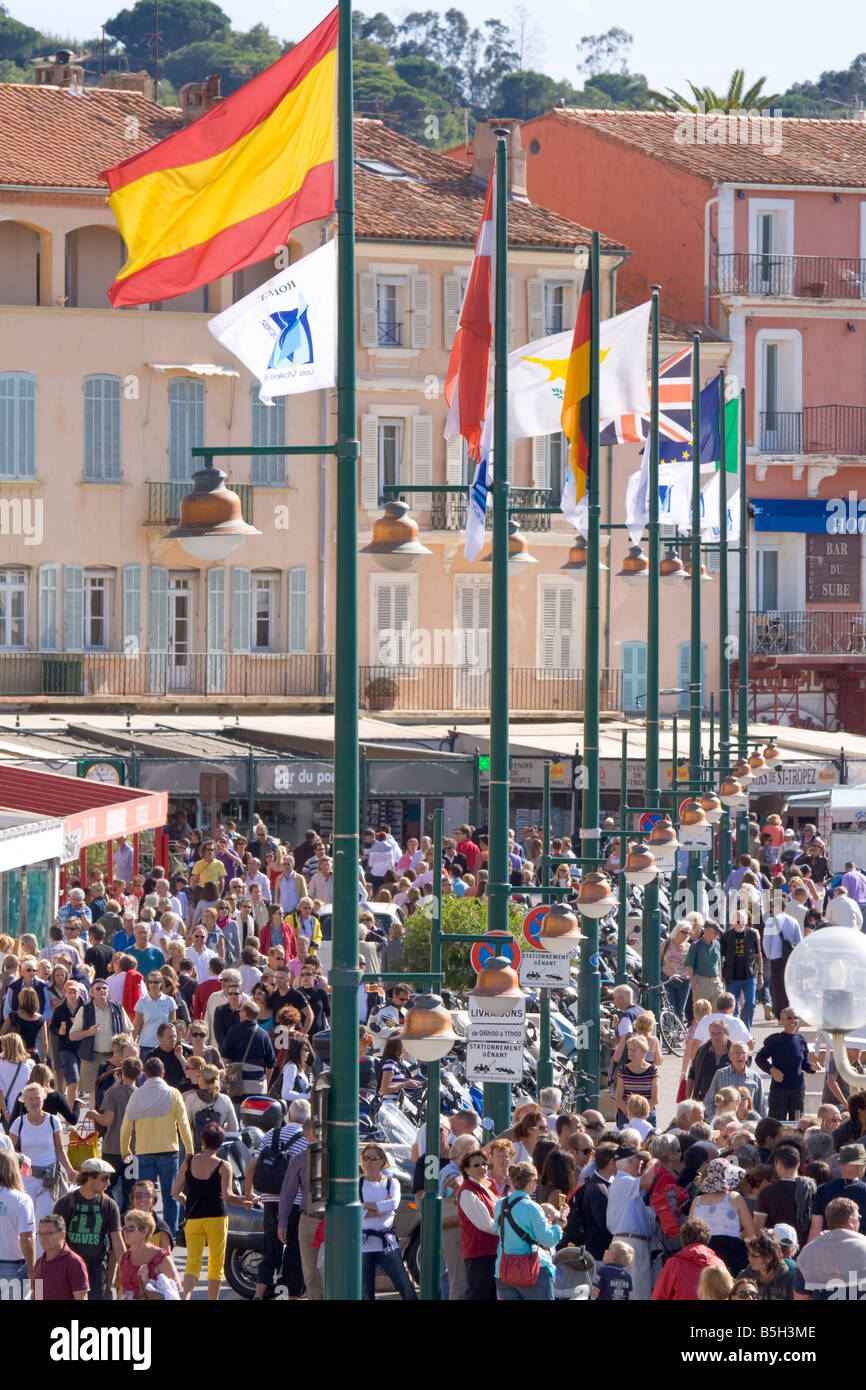 Les touristes à pied sur la rue au port de Saint-Tropez / Cote d'Azur / Provence / Sud de la France Banque D'Images