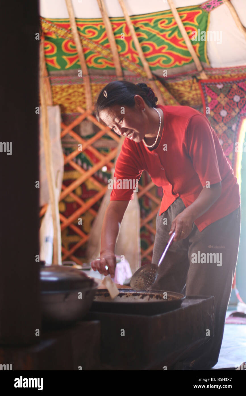 Femme mongole se préparer à l'intérieur de la tente des nomades pain Banque D'Images