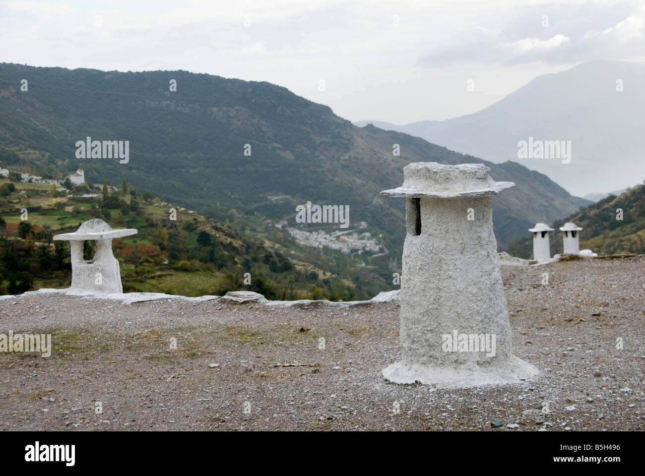 Toit plat avec grand style andalou typique cheminée minces dans le village de Capileira, dans la Sierra Nevada, dans le sud de l'Espagne Banque D'Images