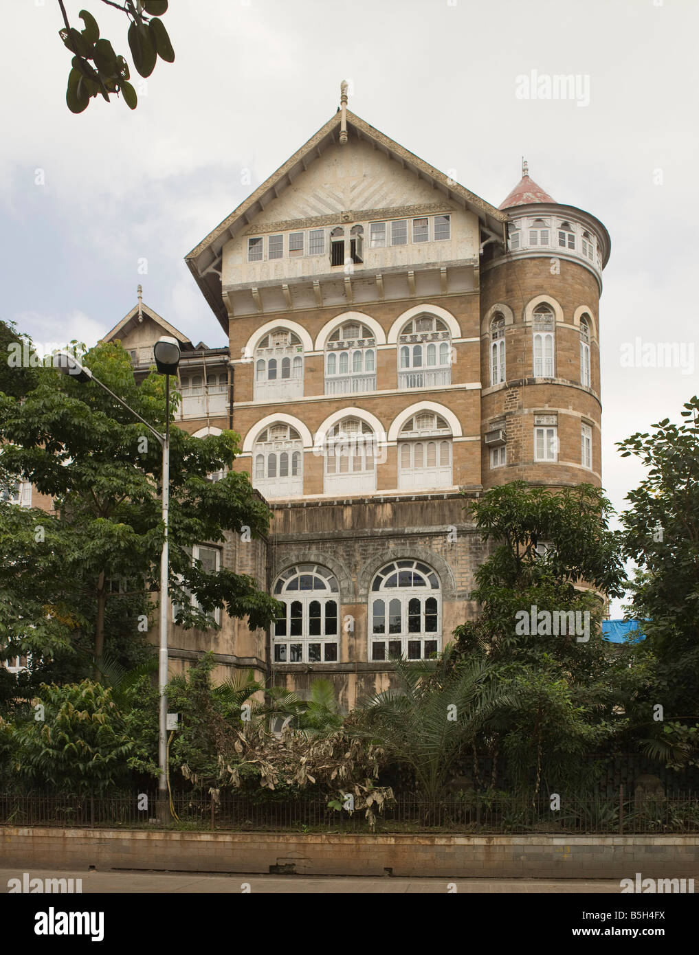 Bombay Royal Yacht Club construit en 1898 en style gothique pour les navigants du Raj britannique. Banque D'Images
