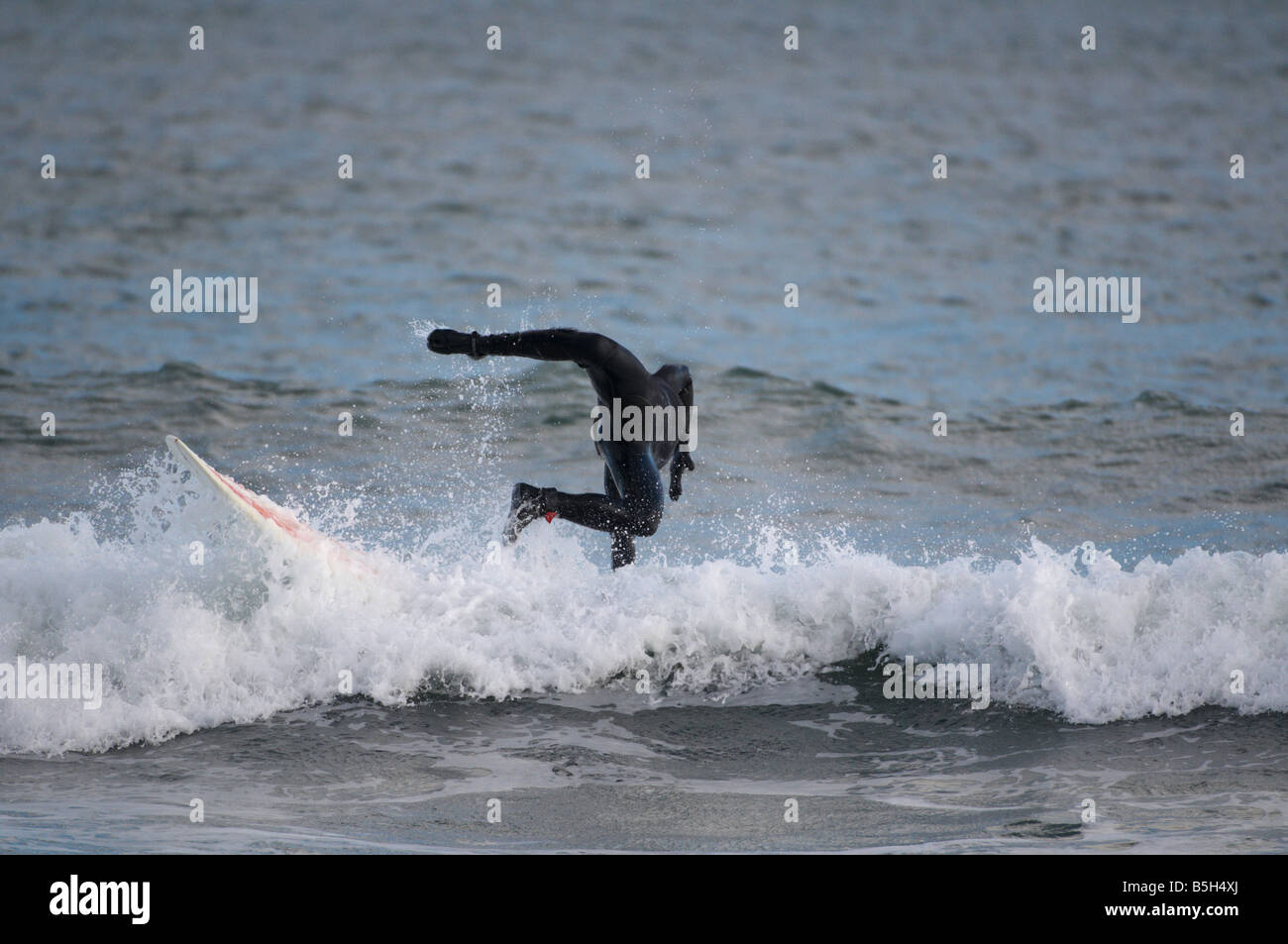 Homme surf sur la plage d''Aberdeen Scotland UK Banque D'Images