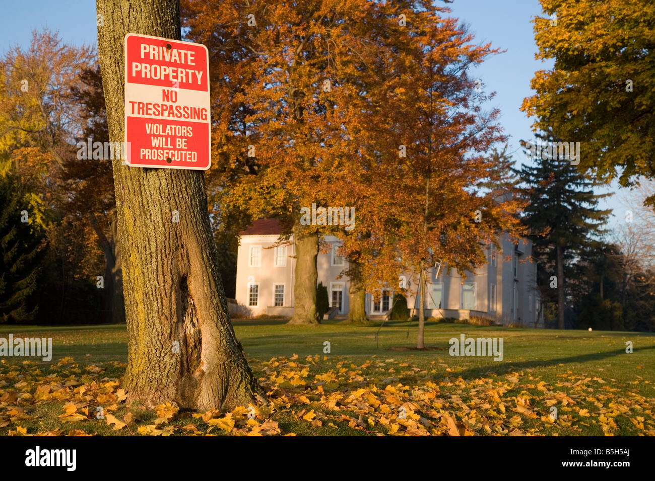 Grosse Pointe Farms Michigan une entrée interdite signer posté sur un arbre devant un coûteux accueil sur le Lac St Clair Banque D'Images