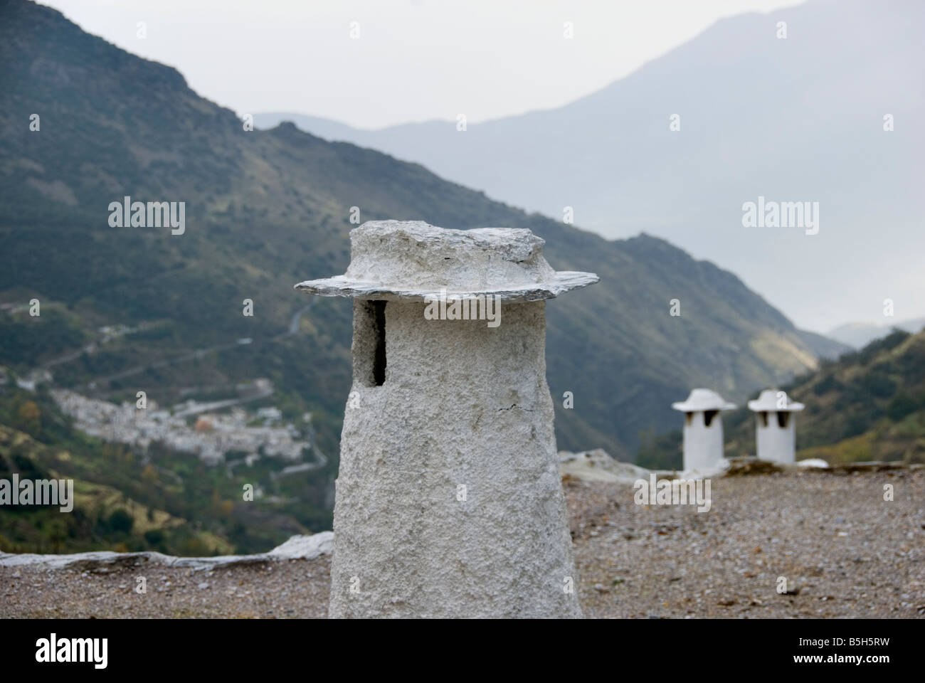 Toit plat avec grand style andalou typique cheminée minces dans le village de Capileira, dans la Sierra Nevada, dans le sud de l'Espagne Banque D'Images