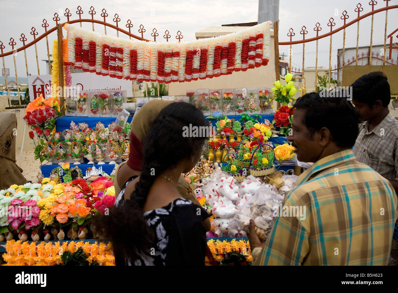 Dit un signe de bienvenue en fleurs en plastique à Kanyakumari, continent au point le plus au sud de l'Inde. Banque D'Images