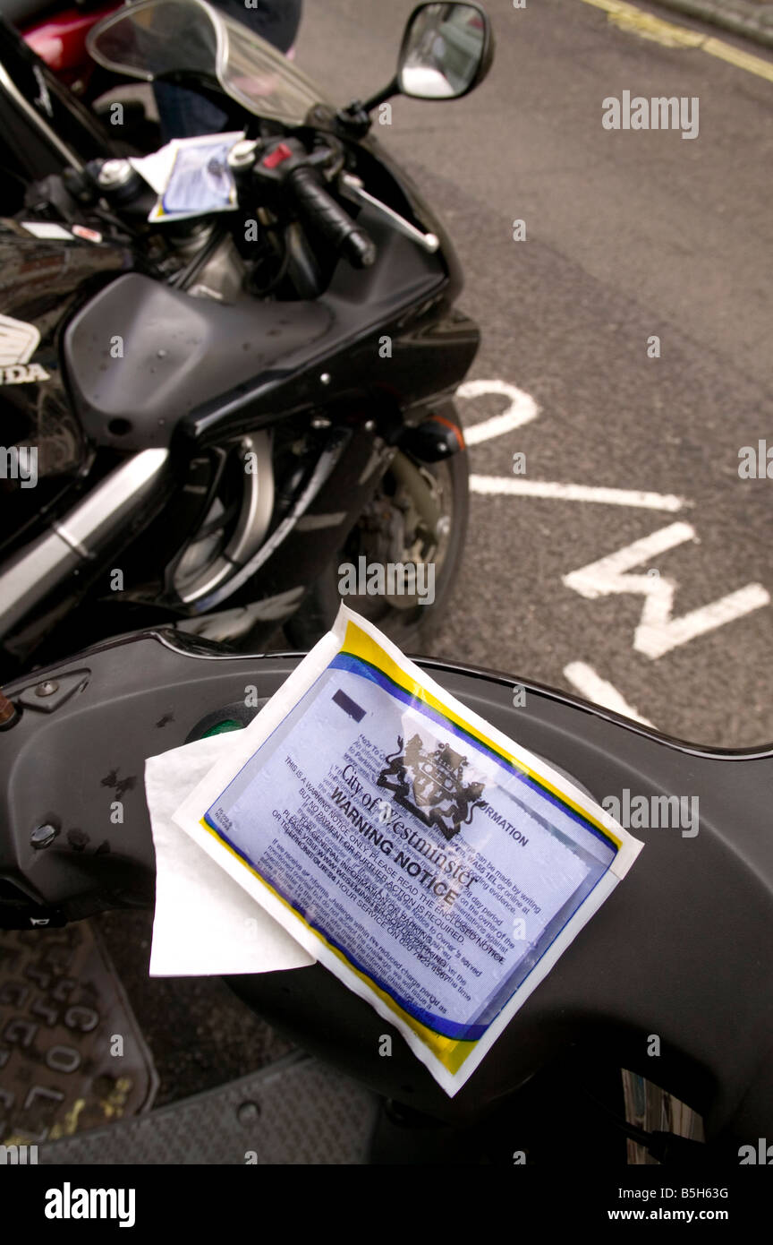 Avis d'avertissement donné à motocyclette garée dans Westminster qui a introduit des redevances Banque D'Images