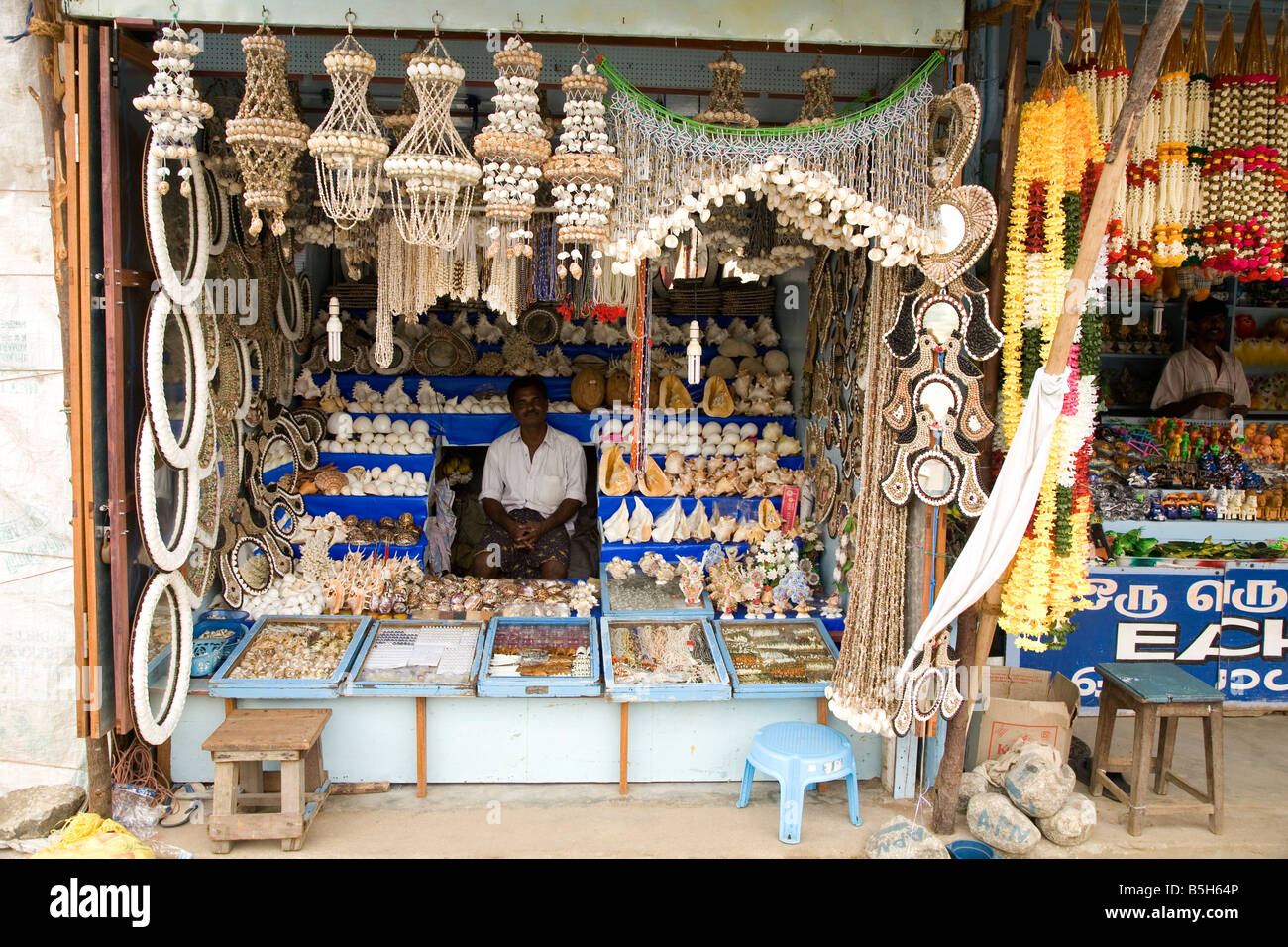 Un stand d'artisanat vente de produits fabriqués à partir de coquilles dans Kanyakumari, continent au point le plus au sud de l'Inde. Banque D'Images