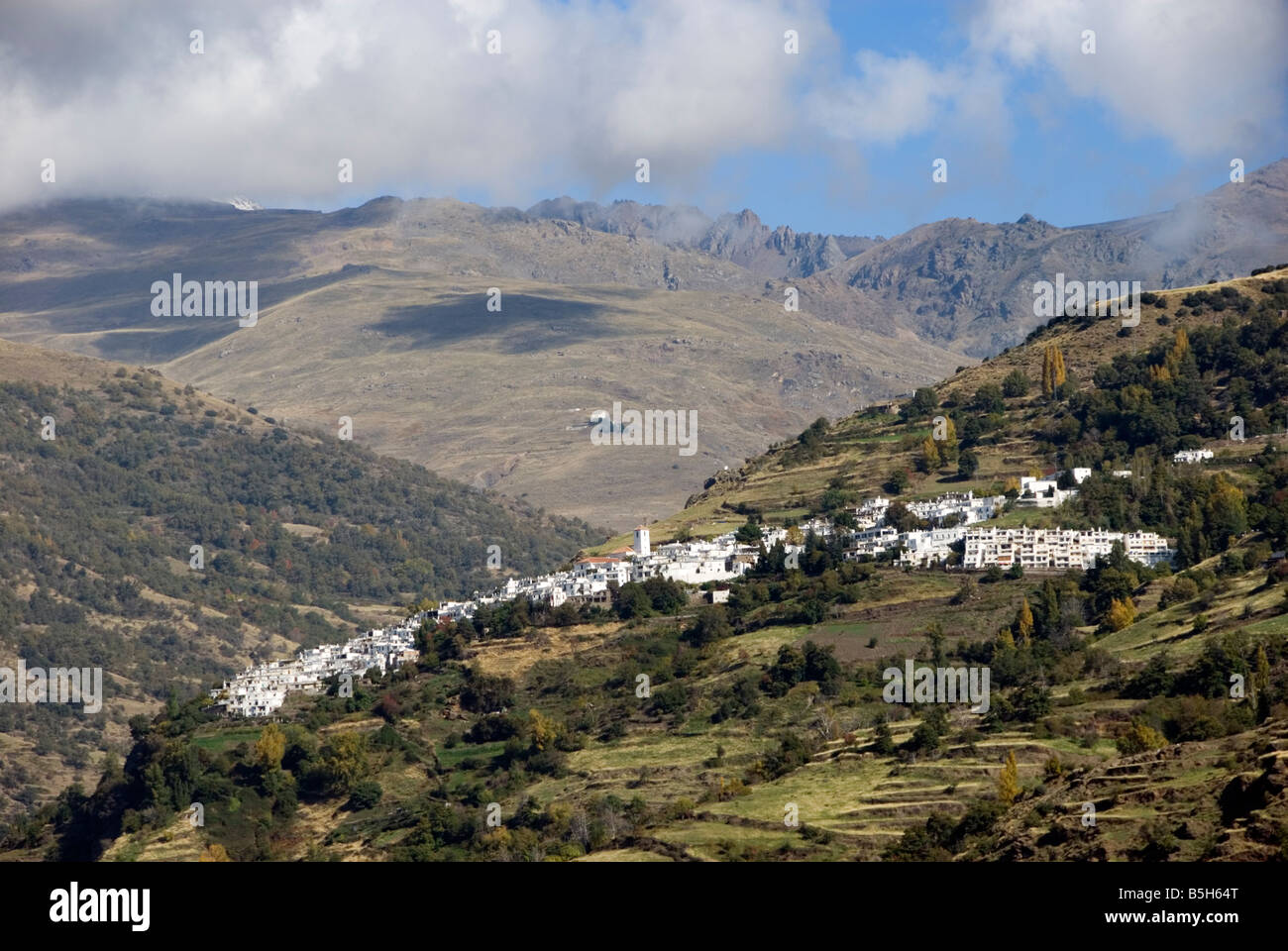 Andelucian blanchis village de Capileira dans la Sierra Nevada, dans le sud de l'Espagne Banque D'Images