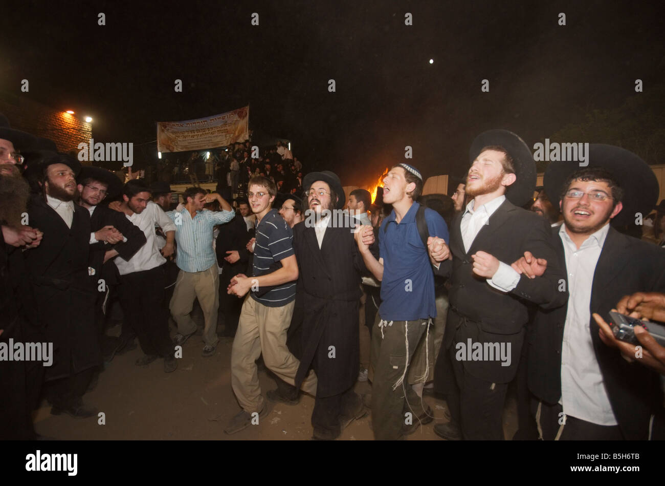 Meron, Israël. Les gens dansent pendant la fête juive au cours de la maison de vacances "de Lag BaOmer' - la 18e du mois hébreu Iyar. Banque D'Images