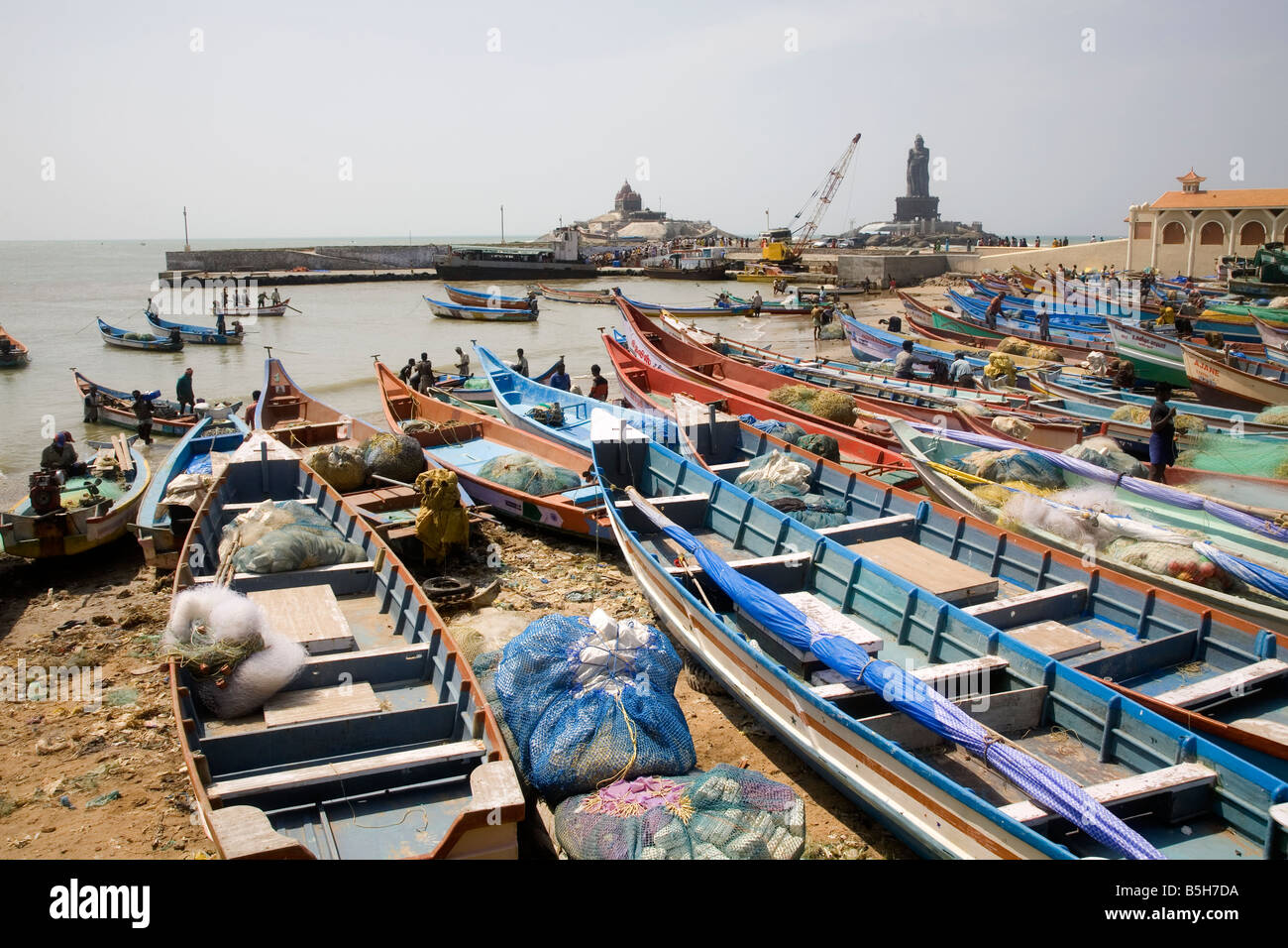 Bateaux de pêche sur la plage de Kanyakumari, continent au point le plus au sud de l'Inde. Banque D'Images
