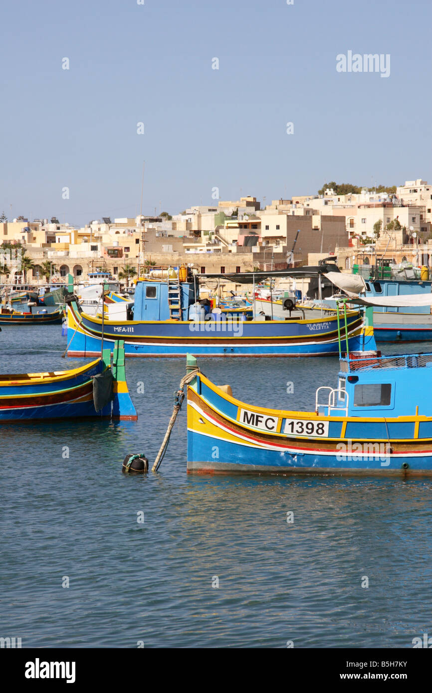 Bateaux de pêche "luzzu" dans le port de Marsaxlokk à Malte. Banque D'Images