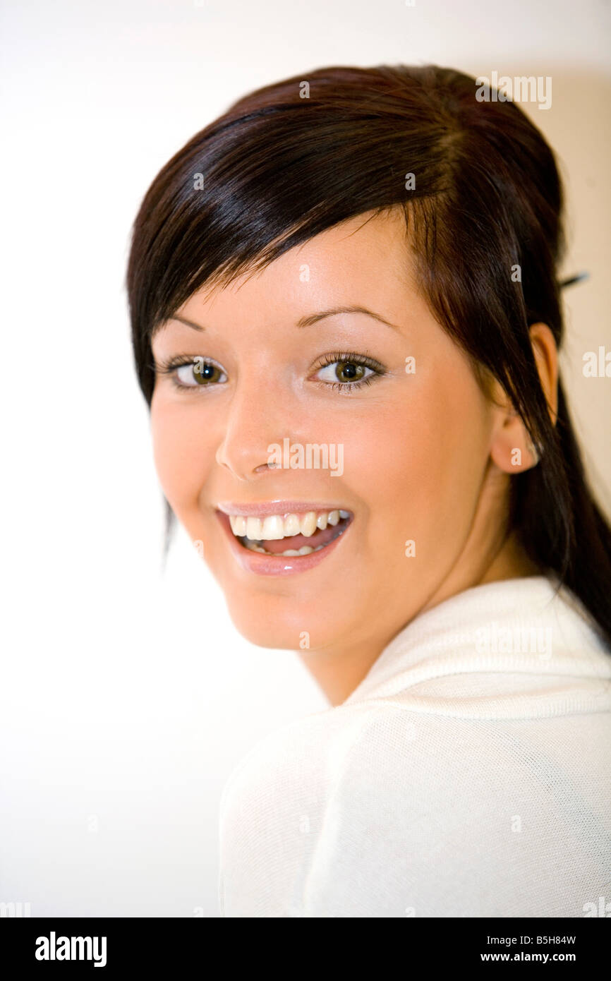 Dunkelhaarige Junge Frau, Portrait de femme aux cheveux brun Banque D'Images