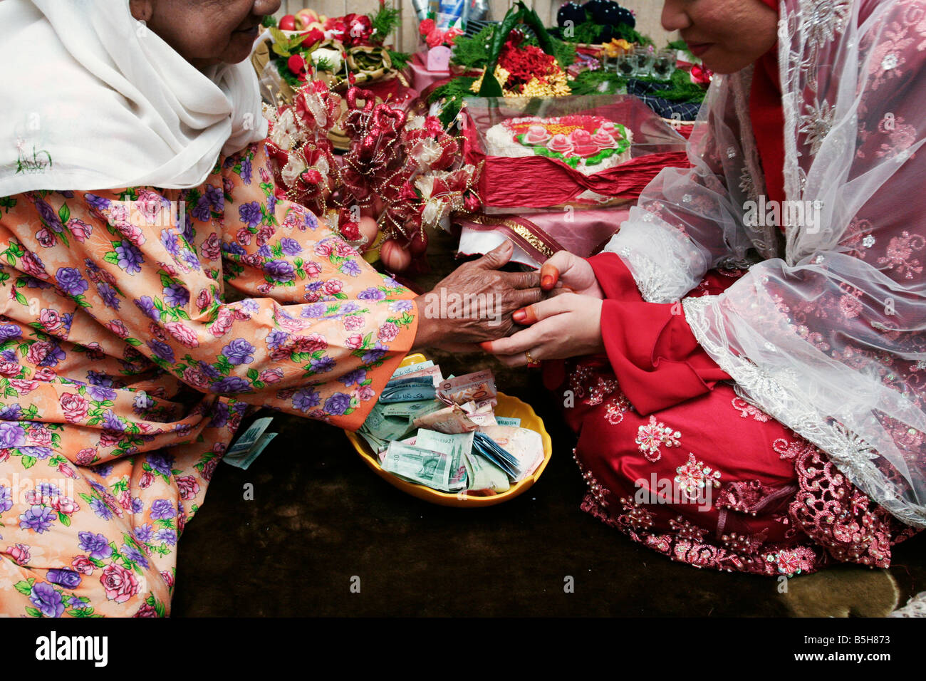 Don en espèces pour la promise à un mariage malais - Malaisie. Banque D'Images