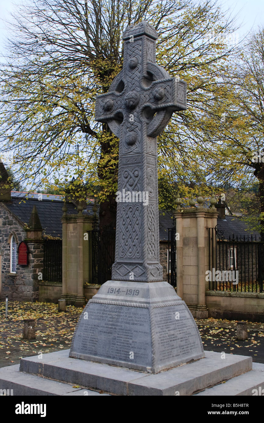 Croix celtique et War Memorial à Hillsborough en Irlande du Nord Banque D'Images
