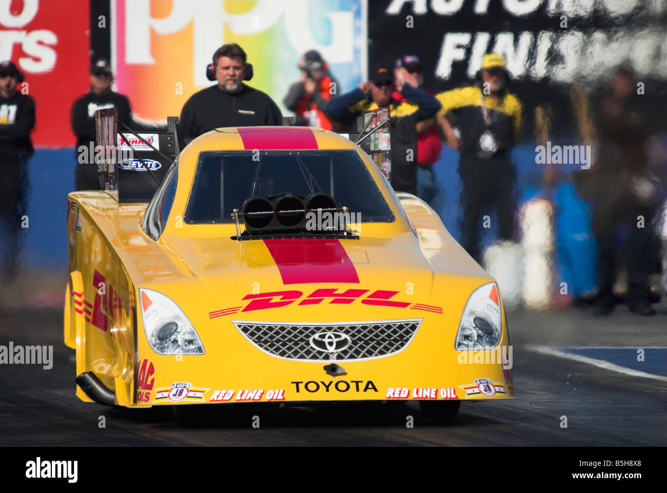 Le 'DHL' NHRA funny car de Scott Kalitta accélère au large de la ligne à Firebird Int'l. Raceway, Phoenix, Arizona, USA Banque D'Images