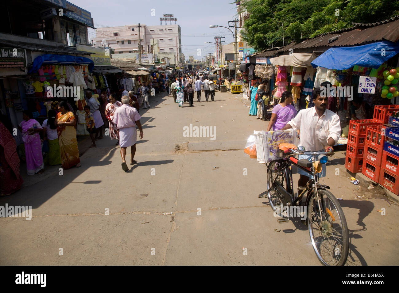 L'une des rues principales de Kanyakumari, continent au point le plus au sud de l'Inde. Banque D'Images