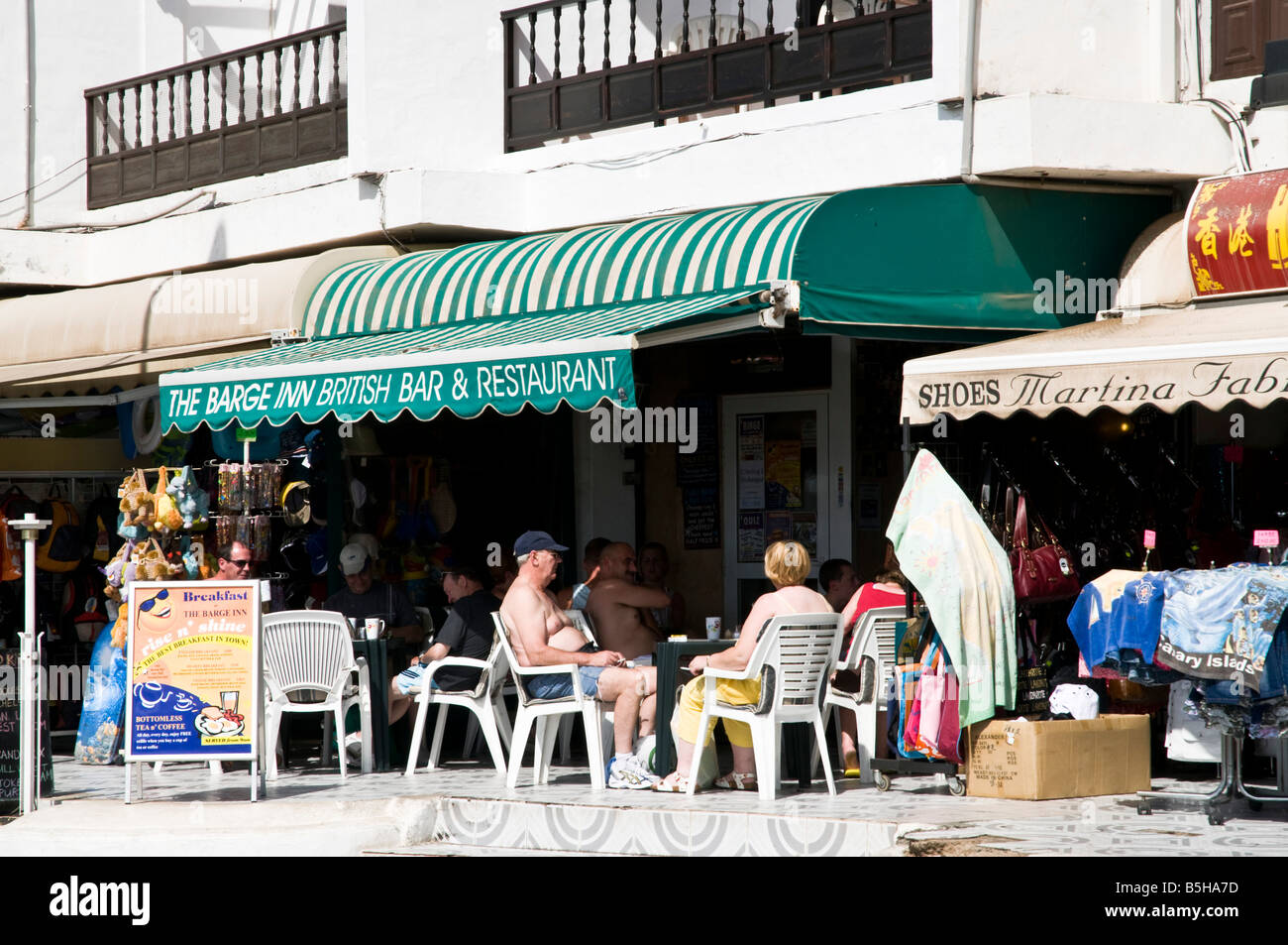 Dh PUERTO DEL CARMEN LANZAROTE La Barge Inn British Bar Restaurant et pub Brit playing client Banque D'Images