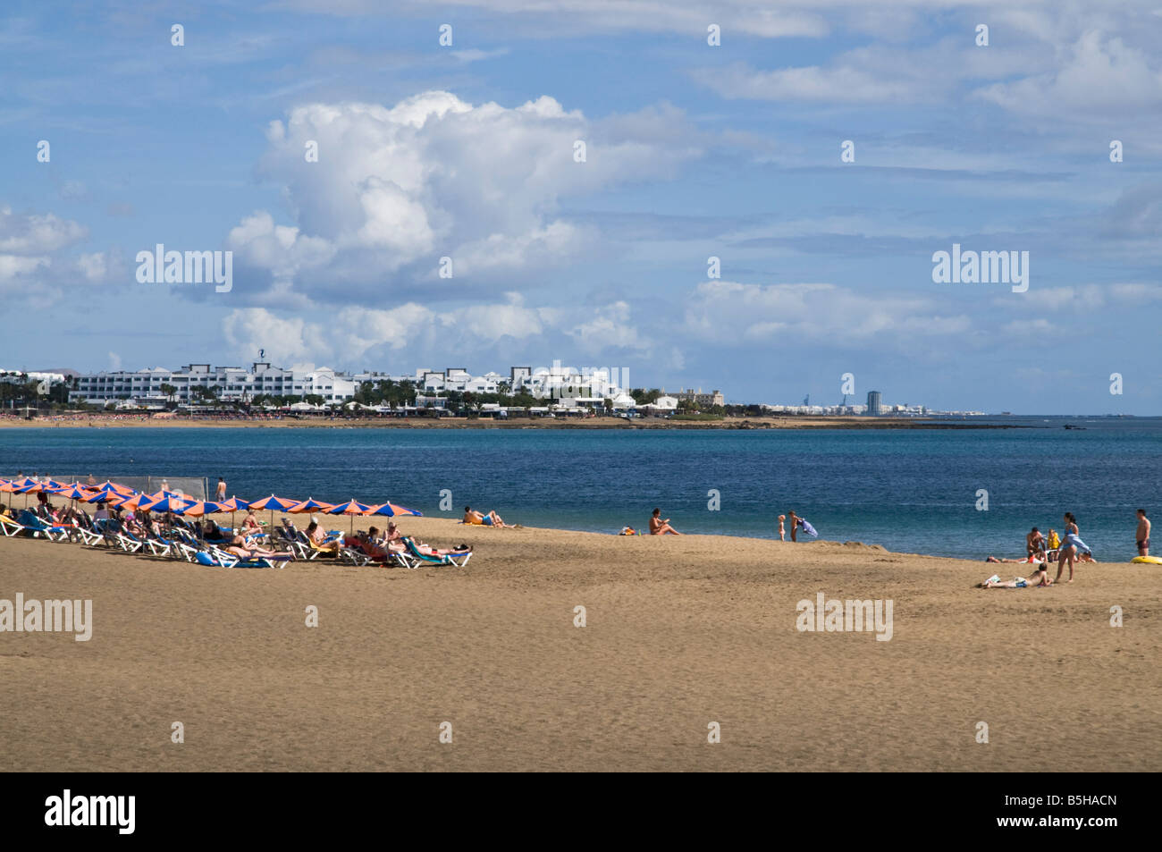 Dh los Pocillos Playa Los Pocillos Lanzarote baigneurs sur une plage de sable et à Matagorda Banque D'Images