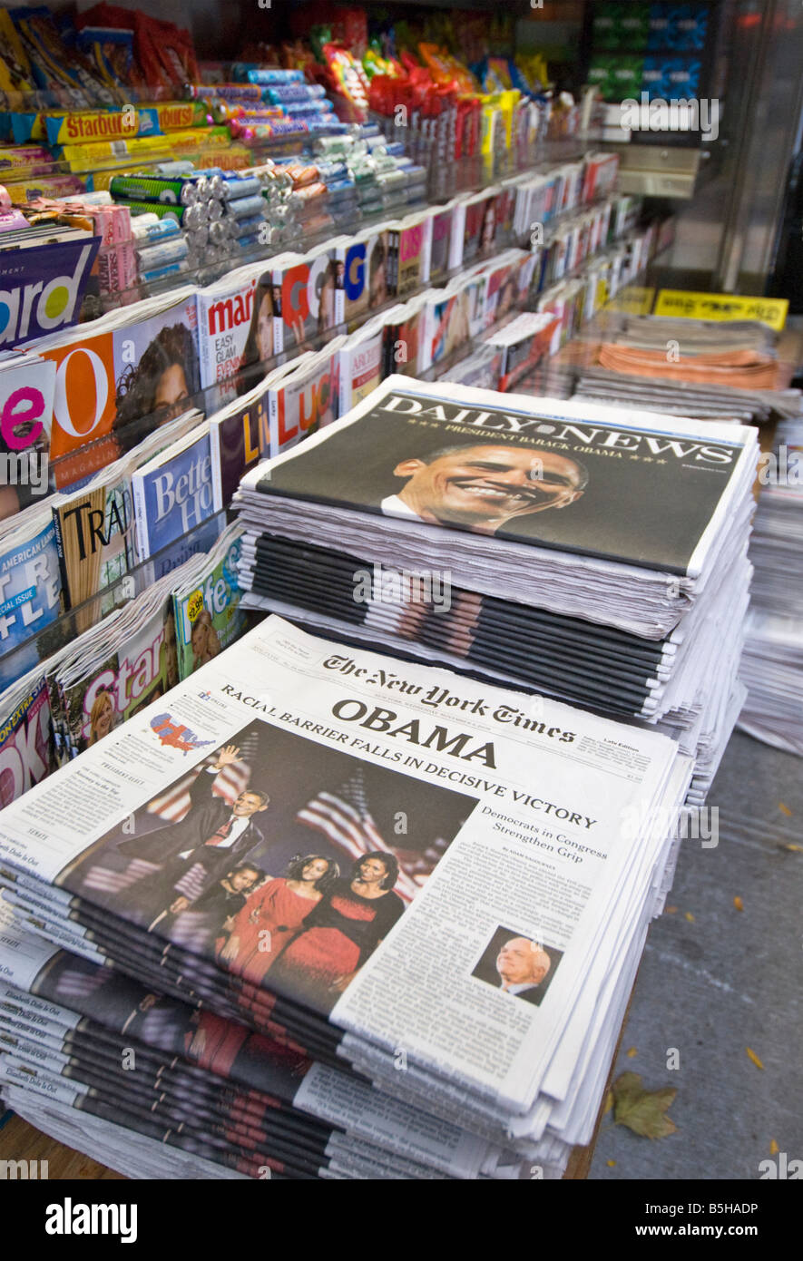 Journaux à un kiosque de la ville de New York annonçant Barack Obama's win présidentielles historiques en 2008 Banque D'Images