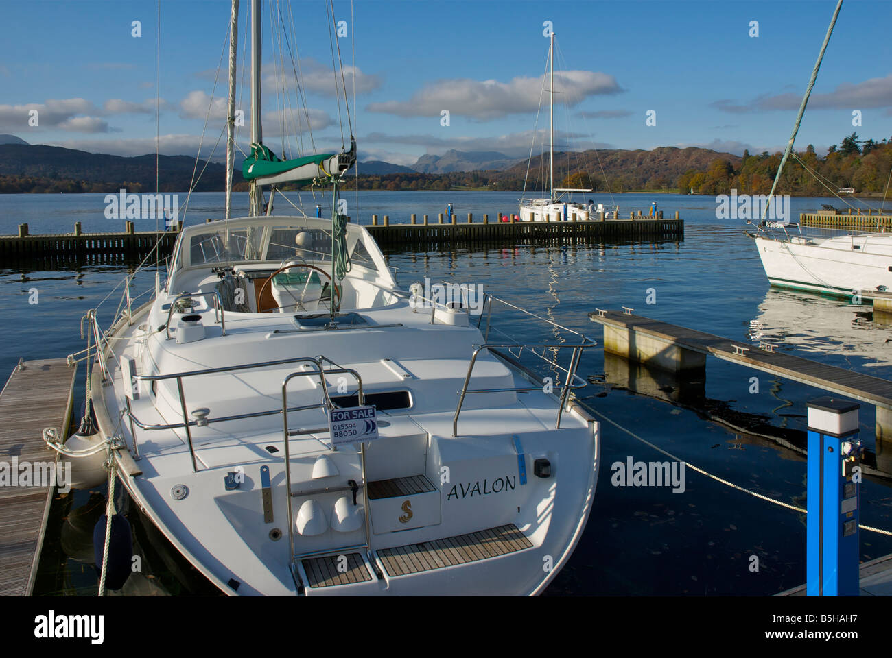 Yachts amarrés au port, près du bois de faible Ambleside, lac Windermere, Parc National de Lake District, Cumbria, Angleterre, Royaume-Uni Banque D'Images