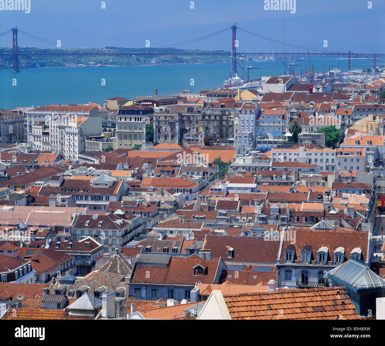 Vue sur les toits de Lisbonne vers le pont 25 de Abril, Lisbonne, Portugal. Jusqu'en 1974 il a été nommé le Pont Salazar Banque D'Images