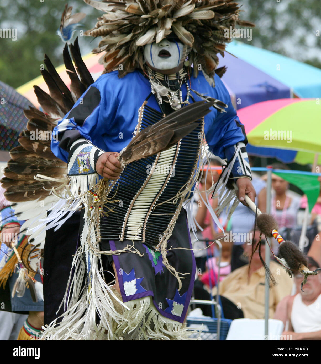 Eagle Tail, de la tribu des Micmacs du Canada, des danses à la 8e Escadre Rouge Native American pow-wow en Virginie. Banque D'Images