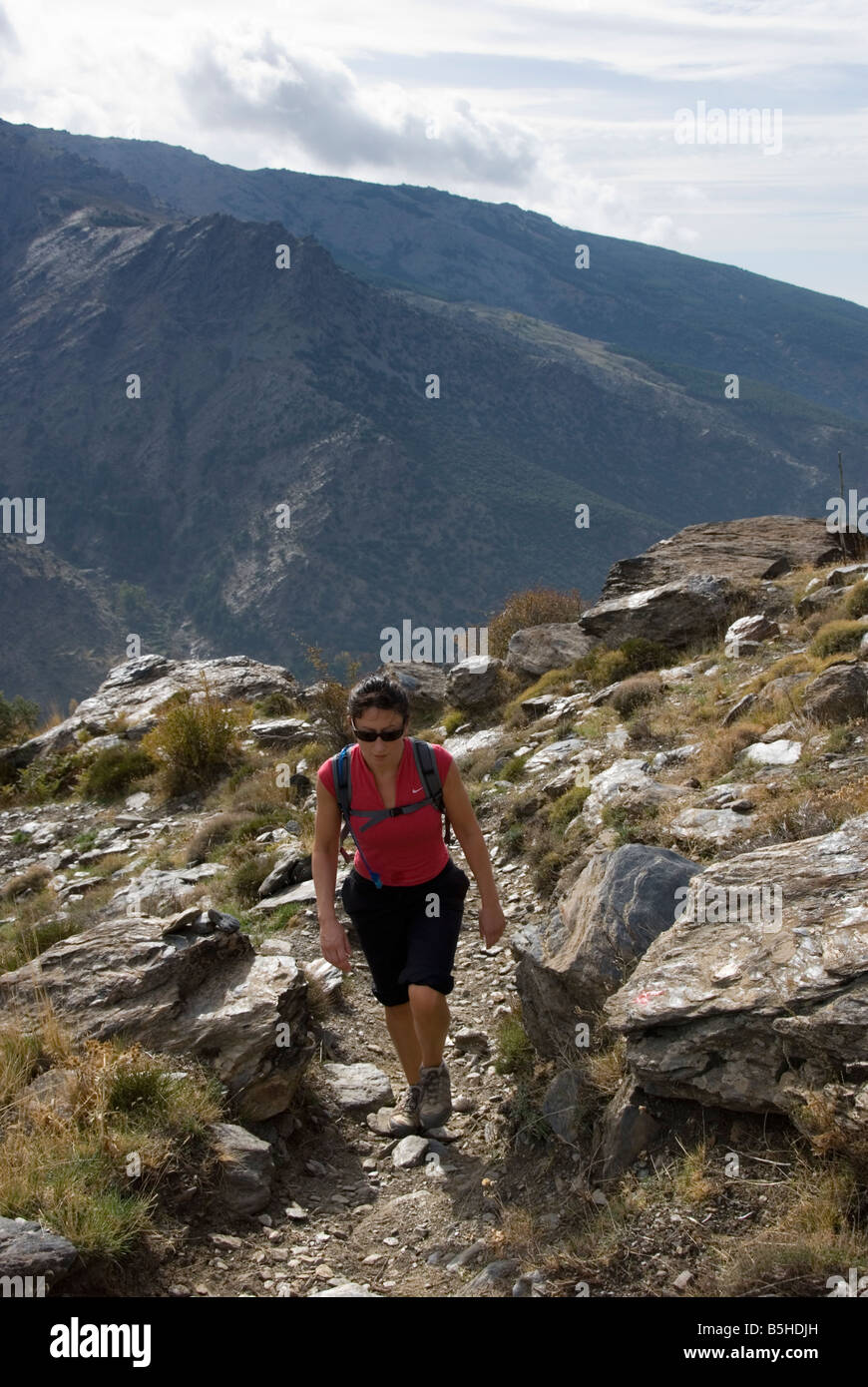 Femme trekking jusqu'à Siete Lagunas dans les montagnes de la Sierra Nevada en Andalousie, dans le sud de l'Espagne Banque D'Images