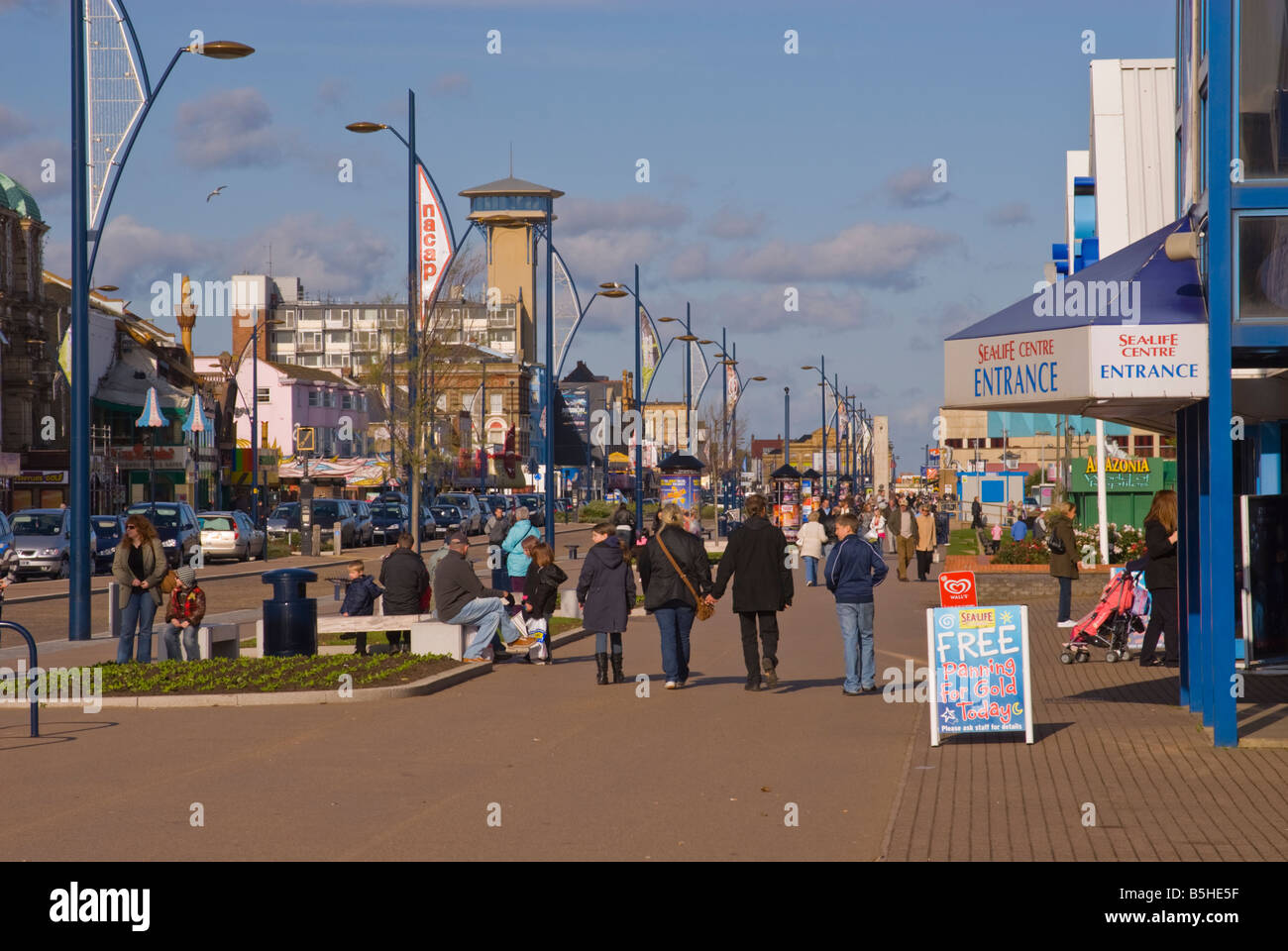 Une vue le long de la promenade du front de mer du golden mile à Great Yarmouth Norfolk Uk Banque D'Images