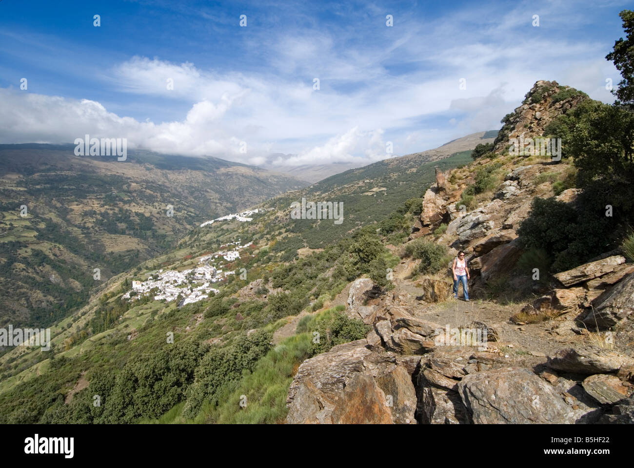 Trekker marcher le long de sentiers avec villages de Bubion (en bas) et Capileira dans la Sierra Nevada Alpujarra Espagne Banque D'Images