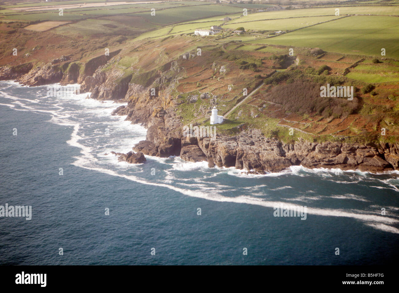 Tater du phare sur la côte près de Cornwall du sud Fin des terres, au Royaume-Uni. Banque D'Images