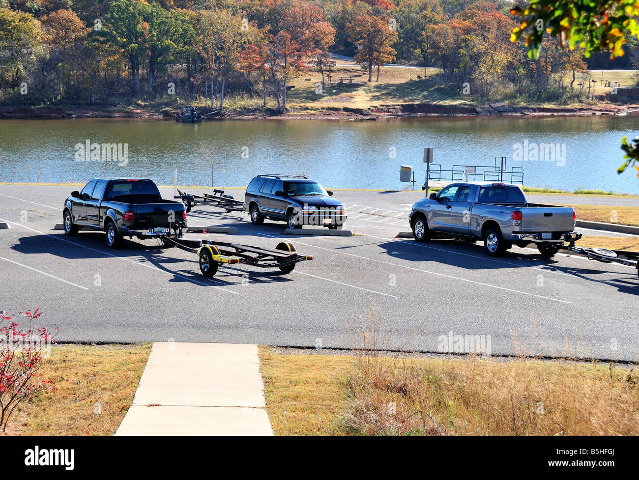 Un parking pour les véhicules et remorques bateaux près d'une rampe de déchargement à Arcadia lake. New York, USA. Banque D'Images