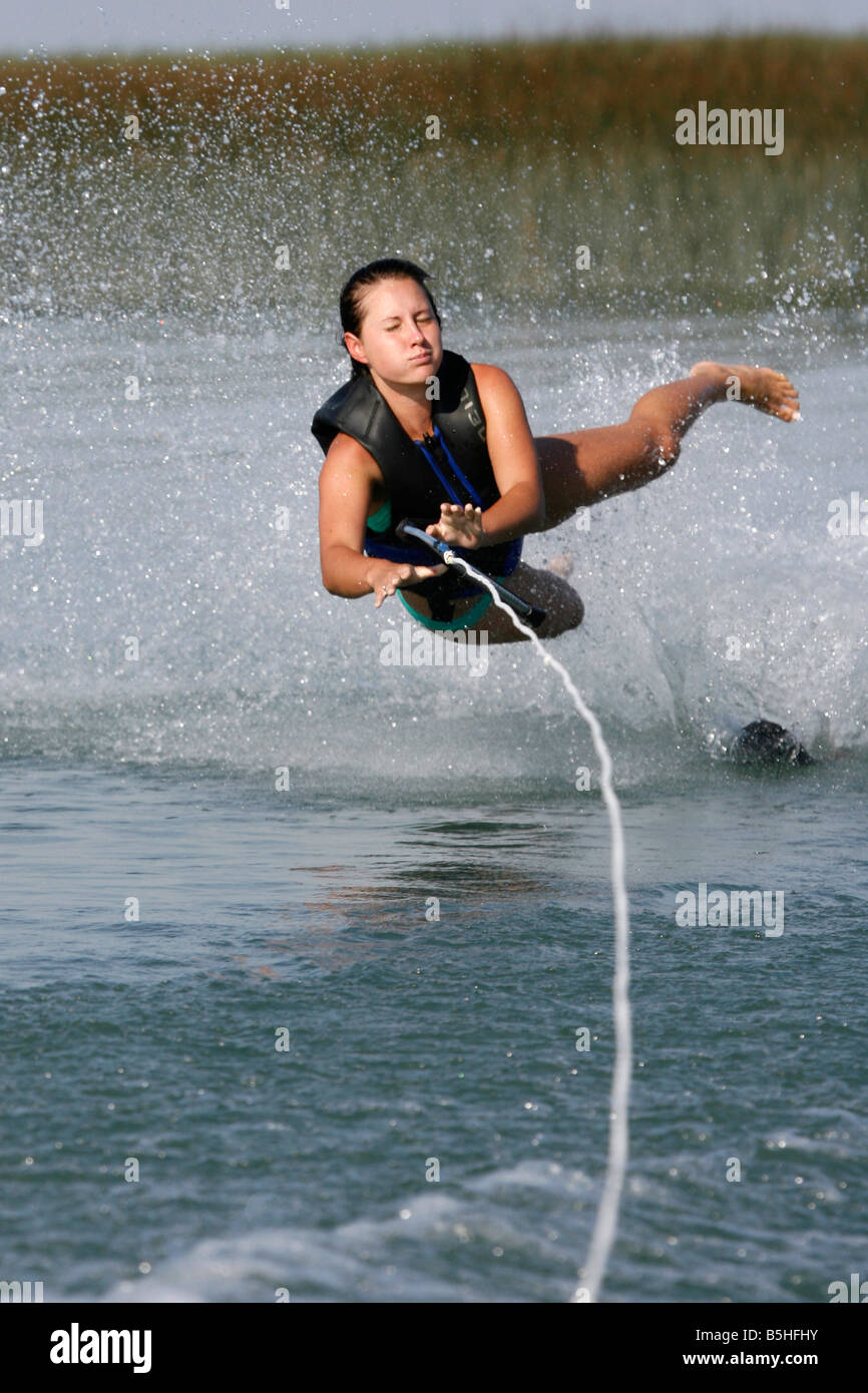 Teenage girl chute alors que le ski nautique Photo Stock - Alamy