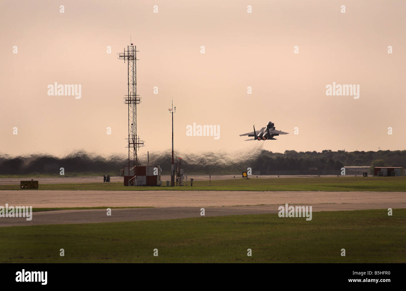 F-15 Strike Eagle E traces dans le ciel à RAF Lakenheath dans le Suffolk en Angleterre. Banque D'Images
