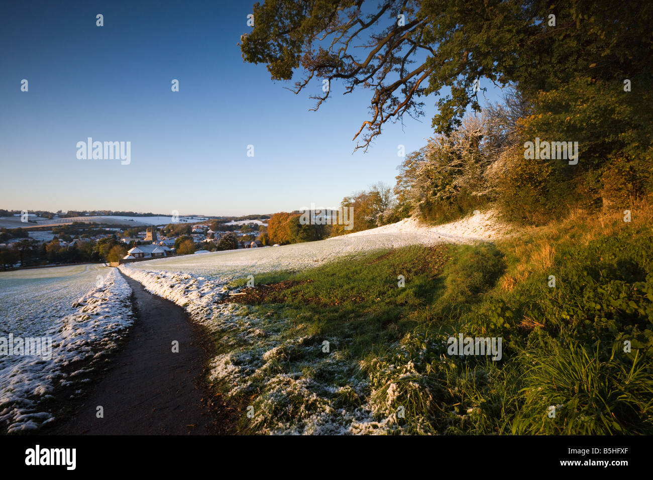 Au début de l'automne la neige - vue vers le bas chemin vers Old Amersham de Parsonage montrant Bois couleur hêtre en premier plan Banque D'Images