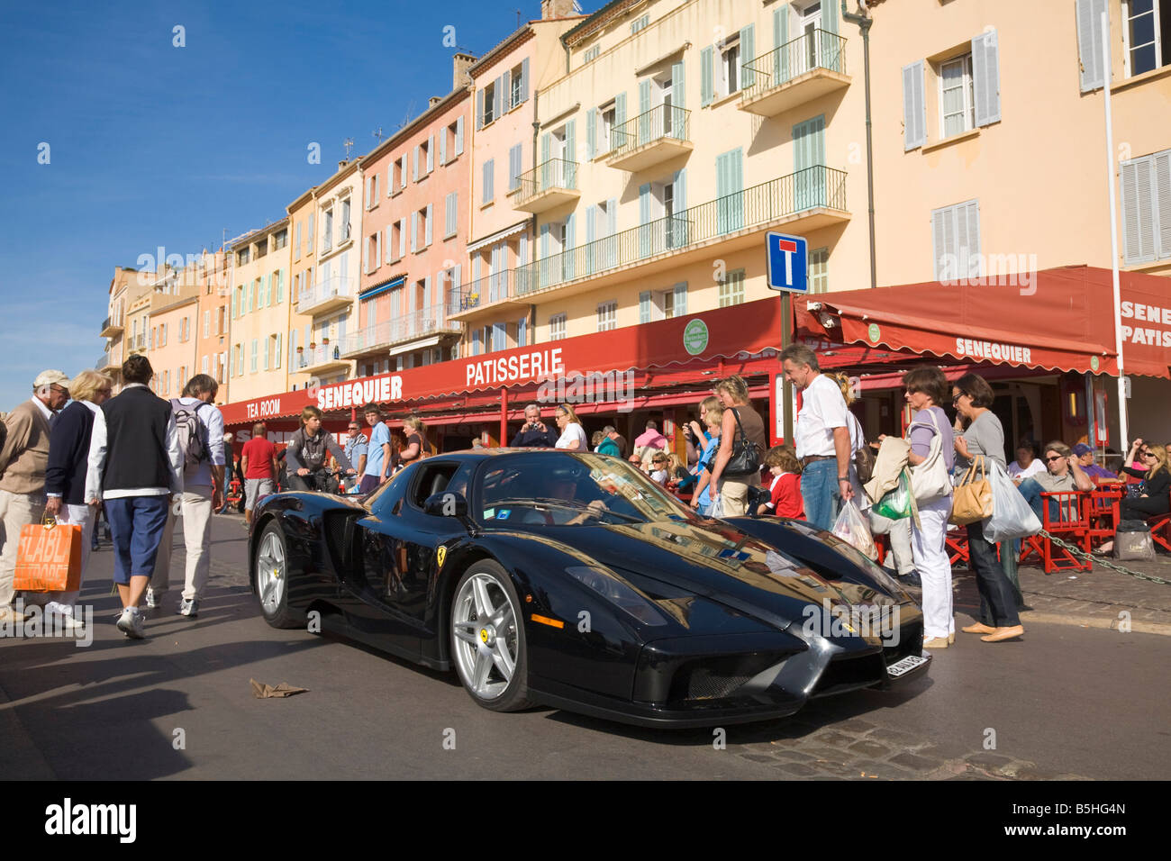 Les lecteurs d'une Ferrari à Saint-Tropez sur la Cote d'Azur / Provence / Sud de la France Banque D'Images