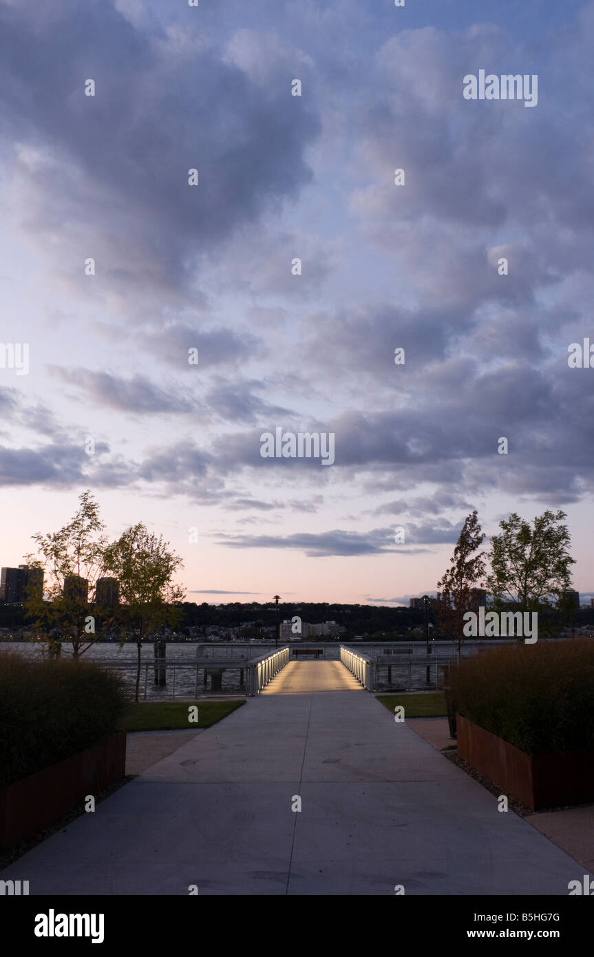 West Harlem Piers Park at Dusk Banque D'Images