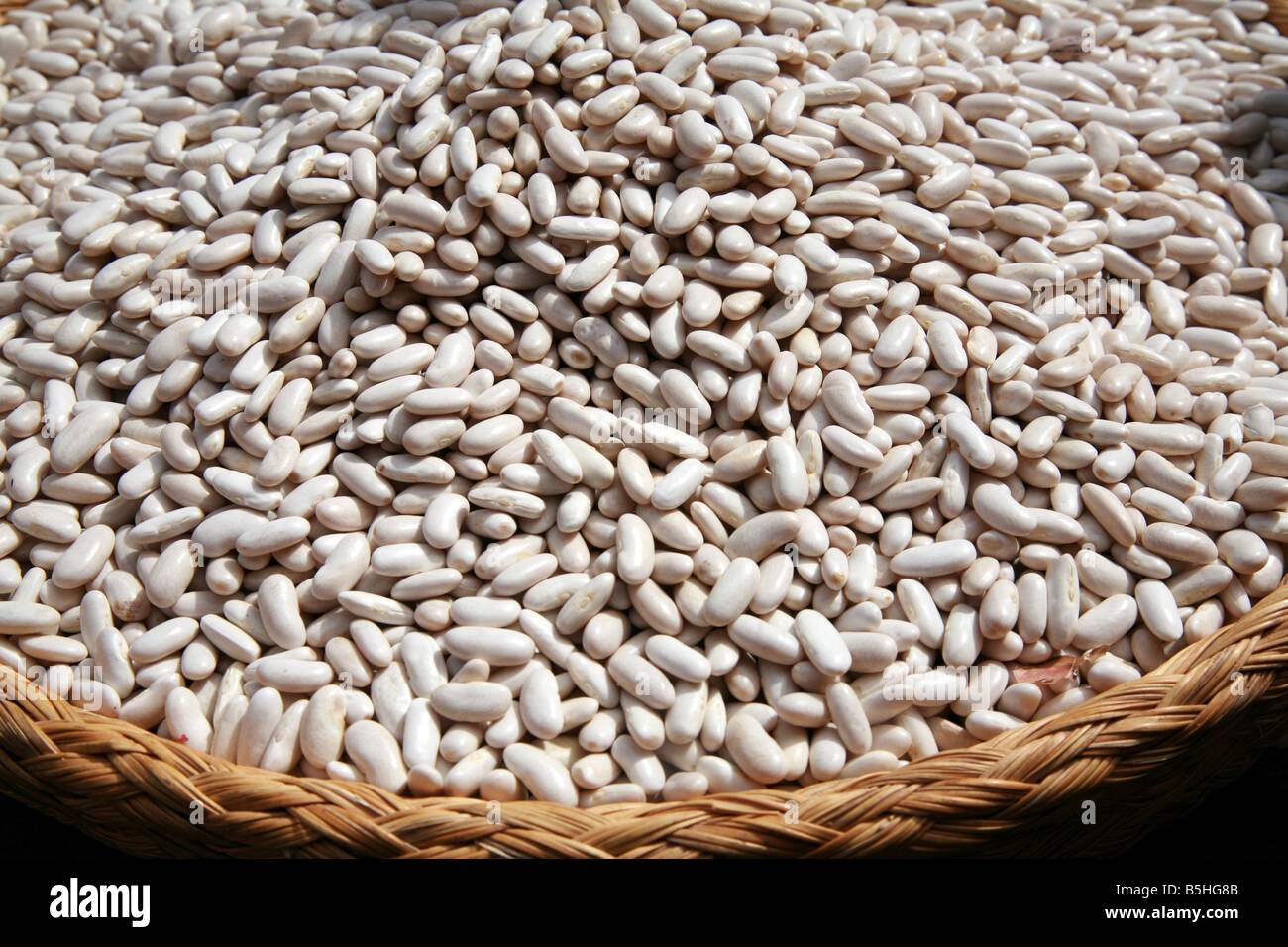 Panier de haricots blancs à l'Analakely Antananarivo à Madagascar dans le marché Banque D'Images