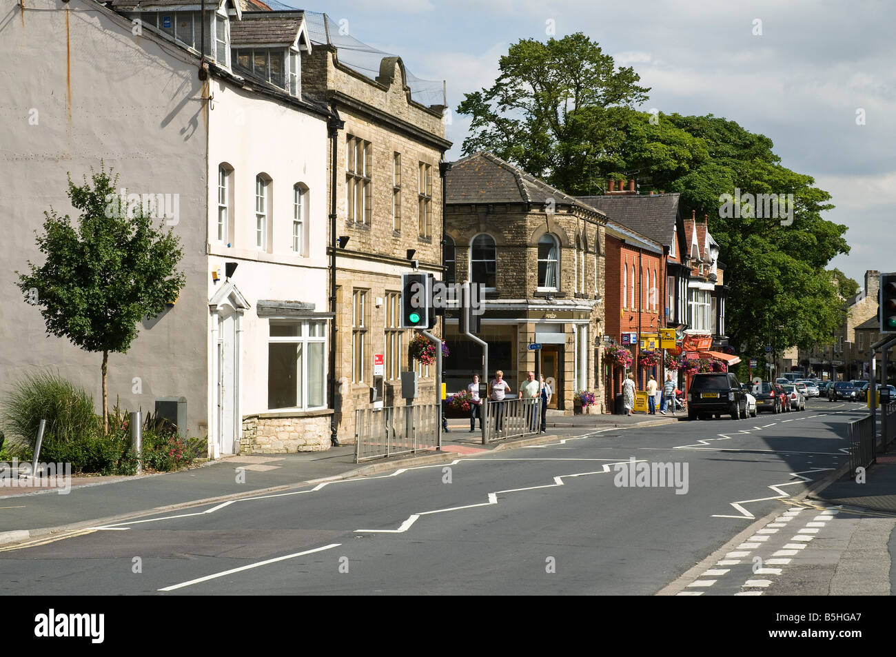 Dh BOSTON SPA WEST YORKSHIRE Village high street Banque D'Images